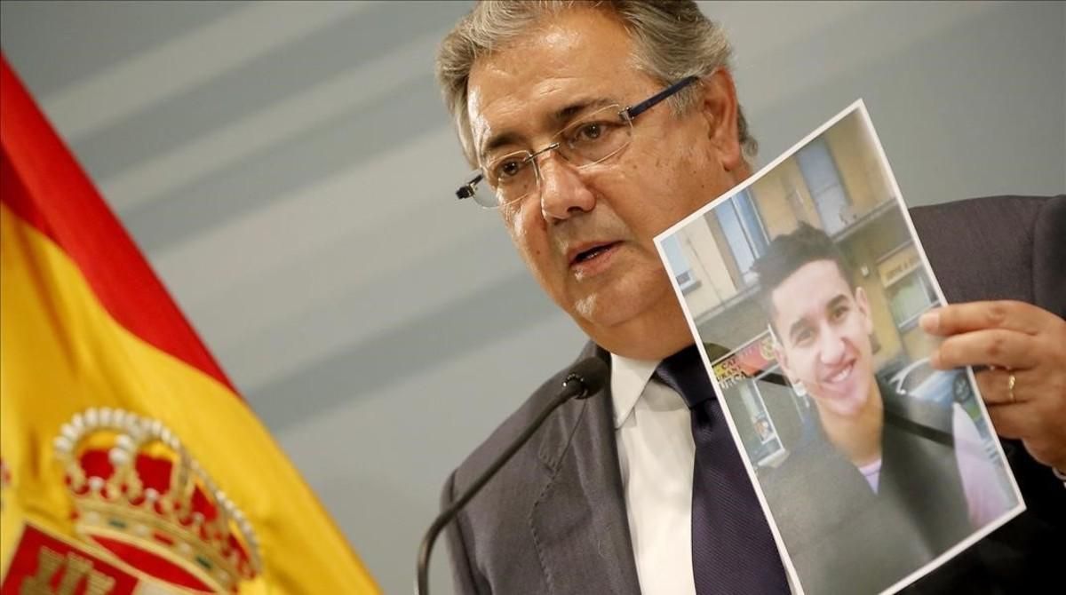 Juan Ignacio Zoido muestra la imagen de Younes Abouyaaqob en su comparecencia tras a reunión del Pacto Antiterrorista. Juan Ignacio Zoido muestra la imagen de Younes Abouyaaqob en su comparecencia tras a reunión del Pacto Antiterrorista.