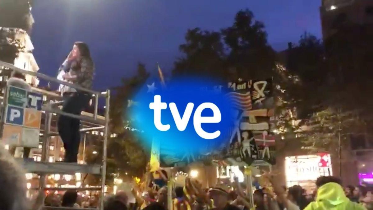 Imagen del vídeo que el Canal 24 horas ha subido a su cuenta de Twitter y que recogen una de esas agresiones. Imagen del vídeo que el Canal 24 horas ha subido a su cuenta de Twitter y que recogen una de esas agresiones.