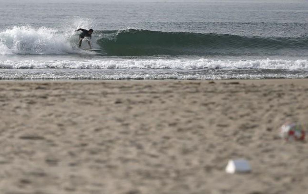 Un surfista se desliza sobre las olas en la playa de Toyama, a 50 kilómetros de la central nuclear de Fukushima. Un surfista se desliza sobre las olas en la playa de Toyama, a 50 kilómetros de la central nuclear de Fukushima.