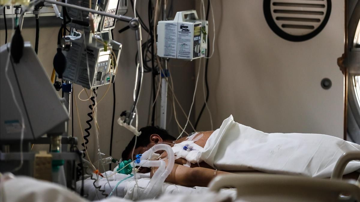 Un paciente, en la uci de un hospital de Buenos Aires, el pasado día 29. Un paciente, en la uci de un hospital de Buenos Aires, el pasado día 29.