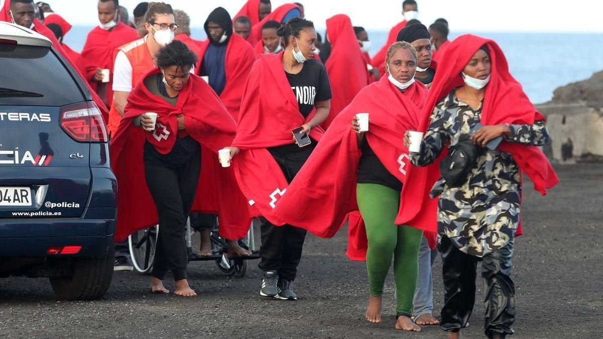 Rescatados unos 317 migrantes de siete pateras en una noche frenética en Lanzarote Rescatados unos 317 migrantes de siete pateras en una noche frenética en Lanzarote
