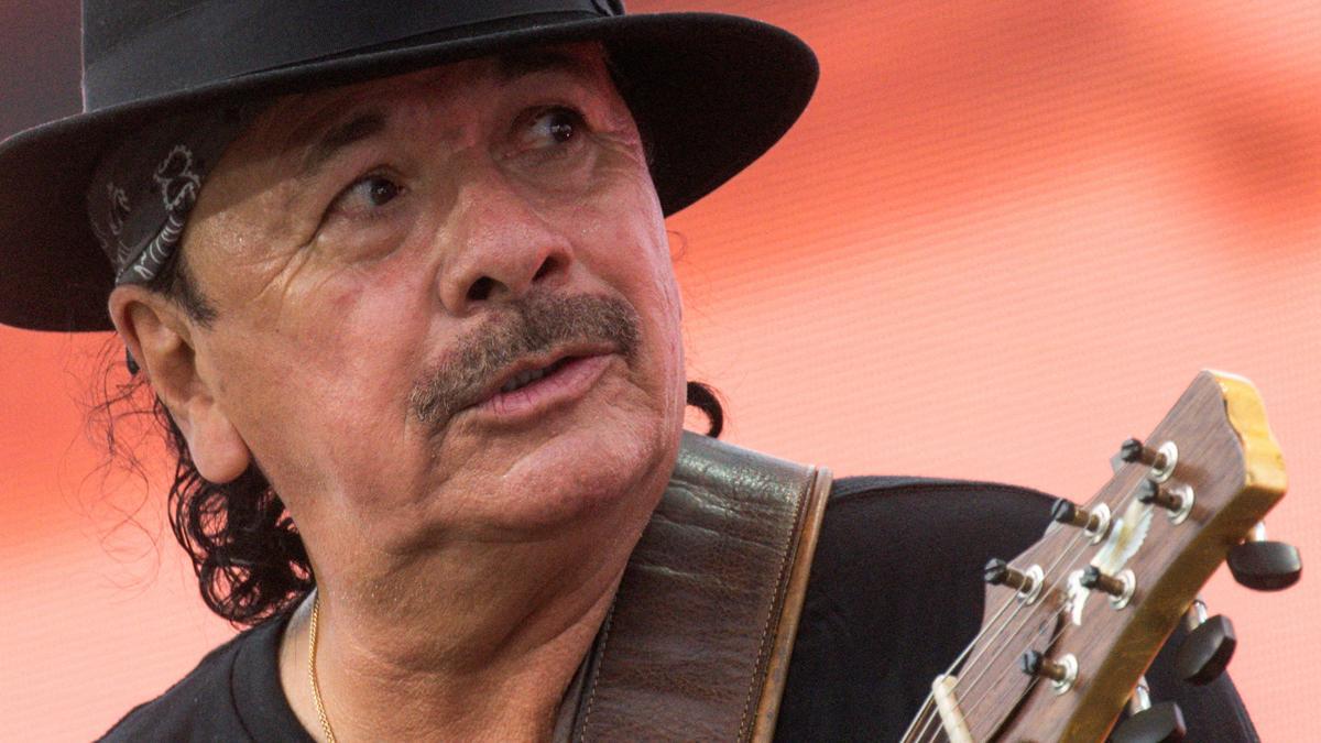 El guitarrista Carlos Santana, evacuado en camilla tras desmayarse en pleno concierto en Michigan.