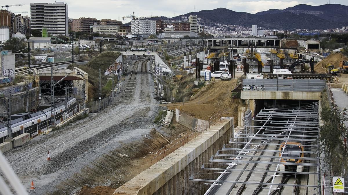 BARCELONA 08 12 2020 Els primers trens amb passatgers passen des d avui per l estacio de La Sagrera La R1 de Rodalies travessa les noves vies 11 anys despres de l inici de les obres Fotografia de JOAN CORTADELLAS BARCELONA 08 12 2020 Els primers trens amb passatgers passen des d avui per l estacio de La Sagrera La R1 de Rodalies travessa les noves vies 11 anys despres de l inici de les obres Fotografia de JOAN CORTADELLAS