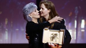 La directora Justine Triet besa a la actriz Jane Fonda mientras recibe el premio Palme dOr por la película Anatomie dune chute en Cannes