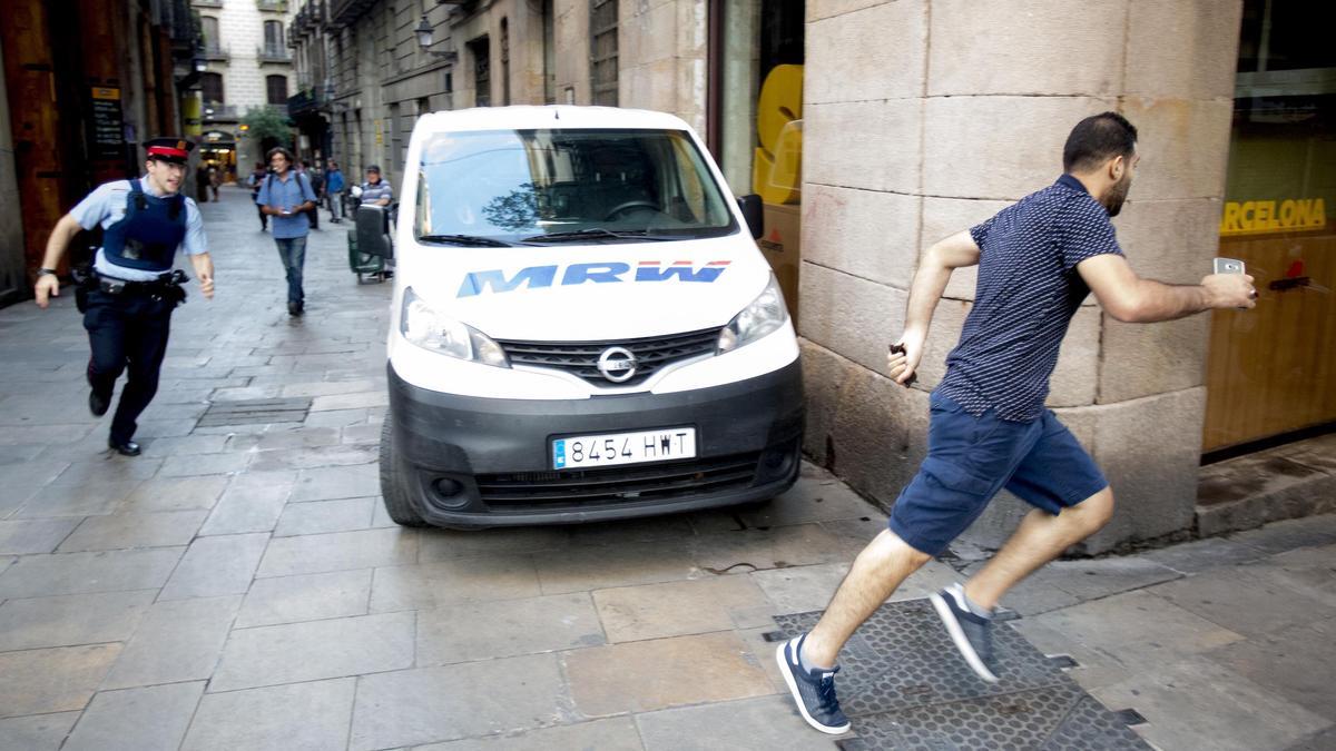 Un agente de los Mossos persigue a un ladrón por las calles de Ciutat Vella, en septiembre de 2016 Un agente de los Mossos persigue a un ladrón por las calles de Ciutat Vella, en septiembre de 2016