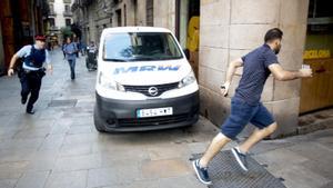 Un agente de los Mossos persigue a un ladrón por las calles de Ciutat Vella, en septiembre de 2016