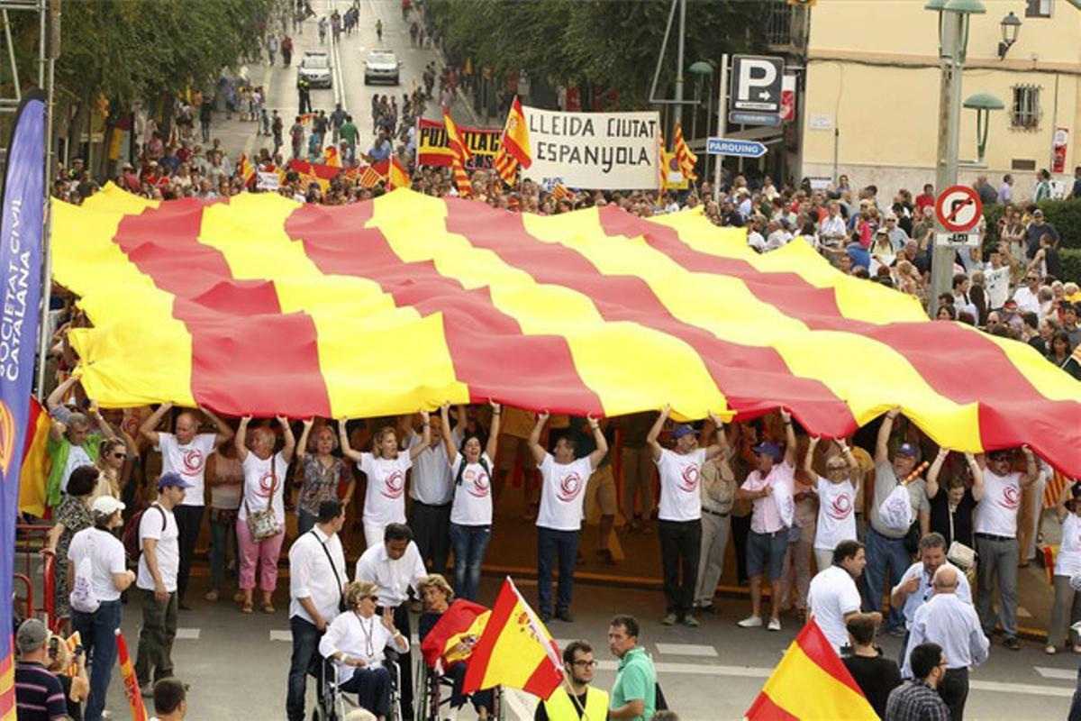 Un grupo de manifestantes portan una gran ’senyera’ en la concentración de Tarragona.