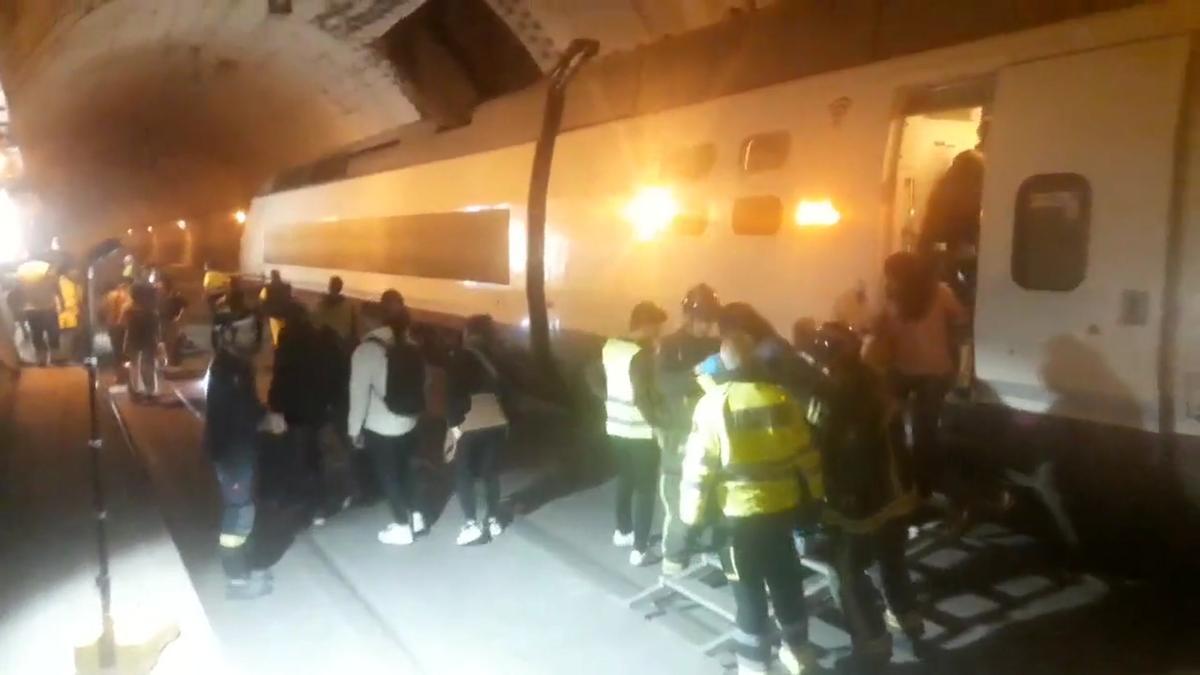 Rescate de los 115 pasajeros atrapados en un AVE en Barcelona-Sants.