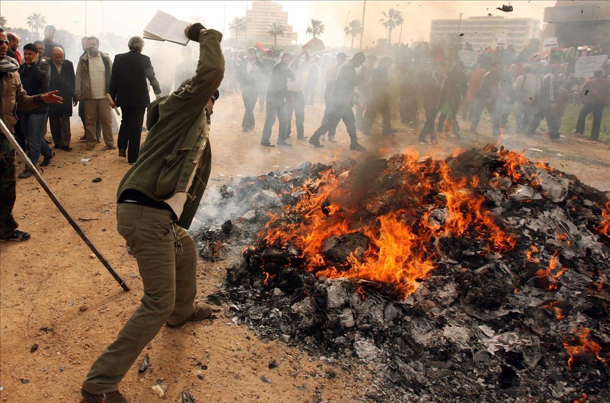 Cientos de ciudadanos se concentran en el centro de Bengasi, Libia, para quemar el libro verde de Gadafi, el 2 de marzo del 2011.