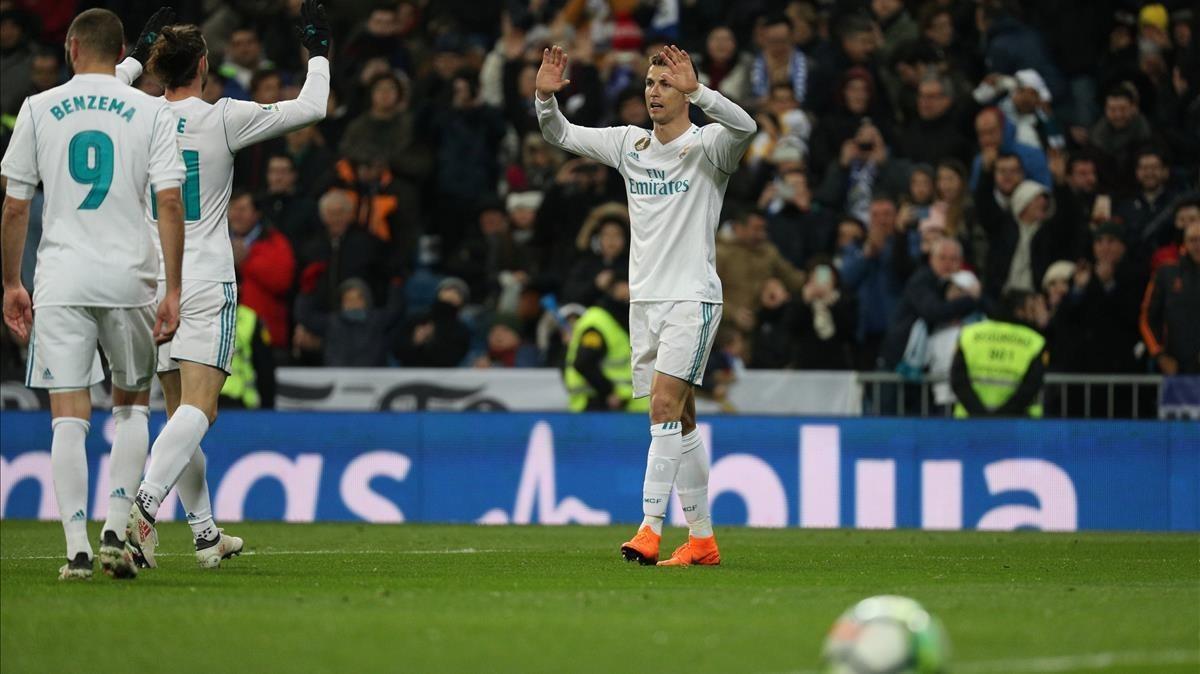 Benzema y Bale celebran con Cristiano uno de los goles del portugués ante la Real Sociedad.
