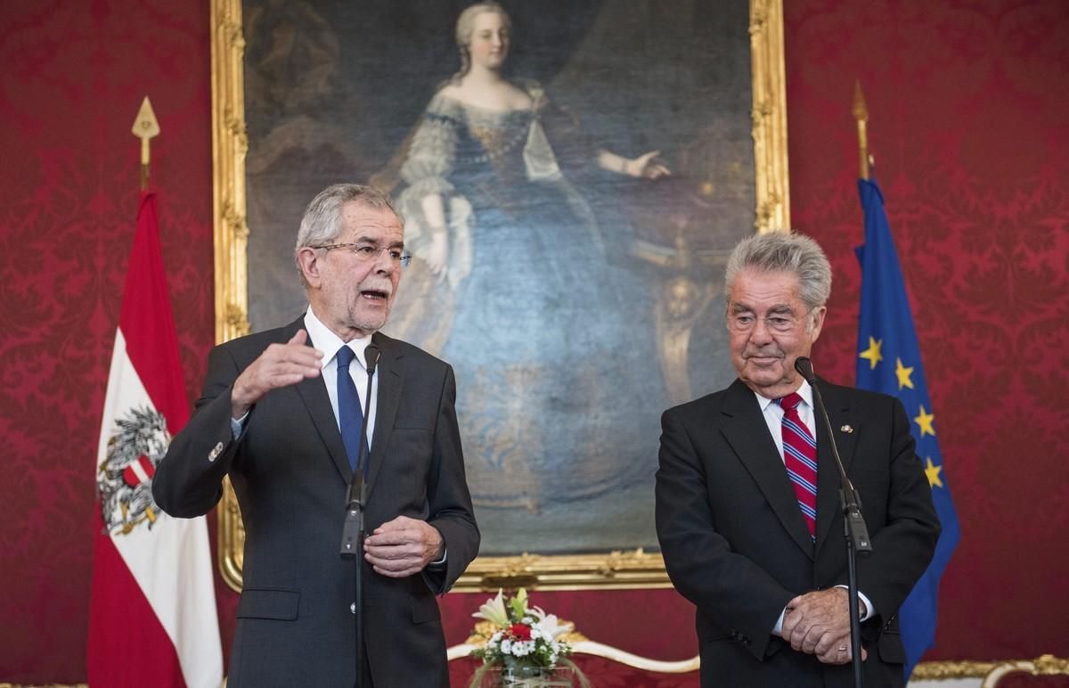 El presidente saliente de Austria, Heinz Fischer (a la derecha), y el presidente electo, Alexander Van der Bellen. El presidente saliente de Austria, Heinz Fischer (a la derecha), y el presidente electo, Alexander Van der Bellen.