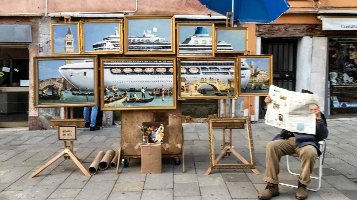 Una obra artística de Banksy denuncia el paso de cruceros en Venecia.