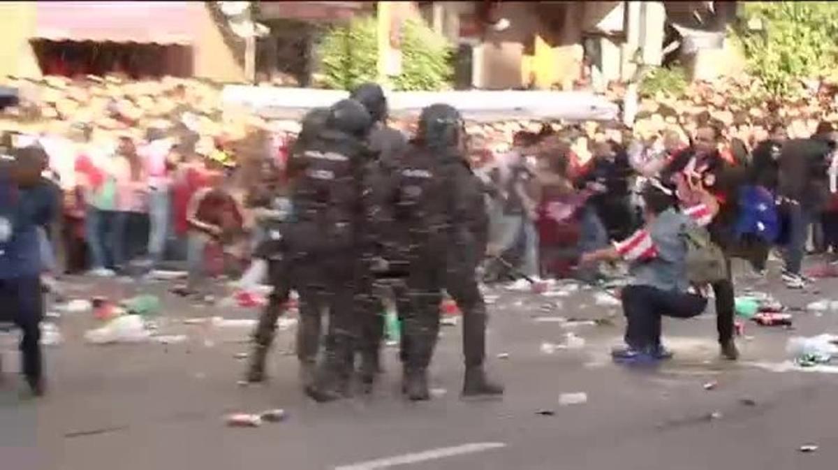 La tensió entre els seguidors va obligar la Policia a carregar contra els seguidors més violents. 