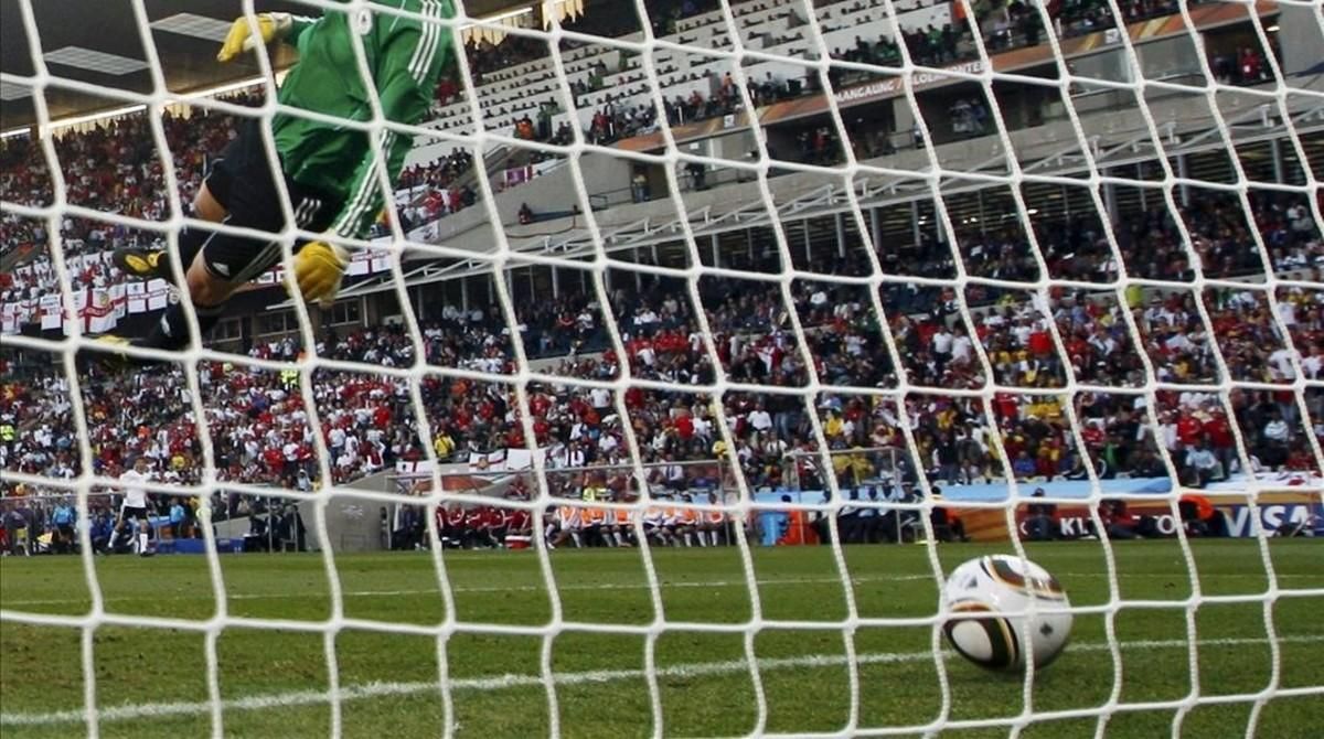Imagen de un portero que observa como el balón se introduce en su portería. Imagen de un portero que observa como el balón se introduce en su portería.