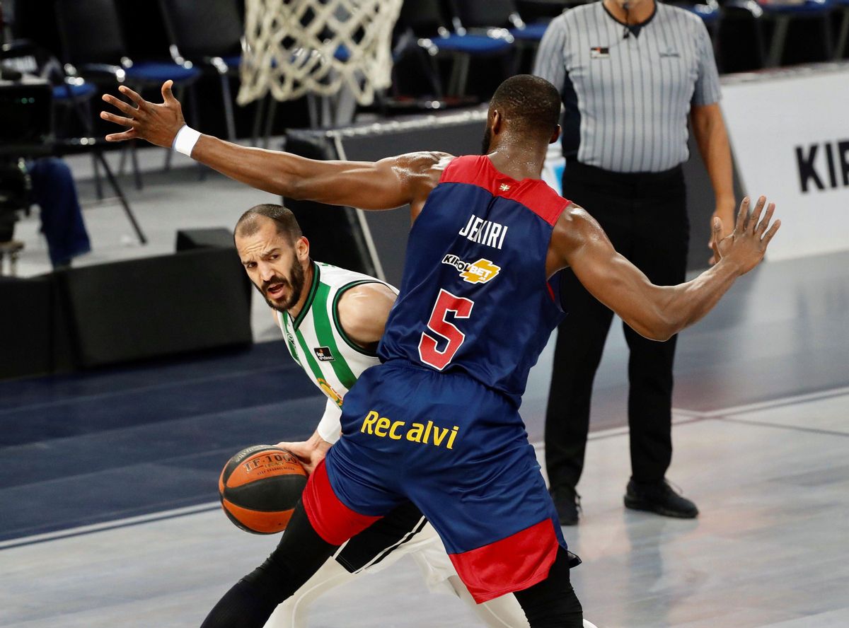 Ribas intenta generar un pase bajo la canasta del Baskonia, presionado por Jekiri Ribas intenta generar un pase bajo la canasta del Baskonia, presionado por Jekiri