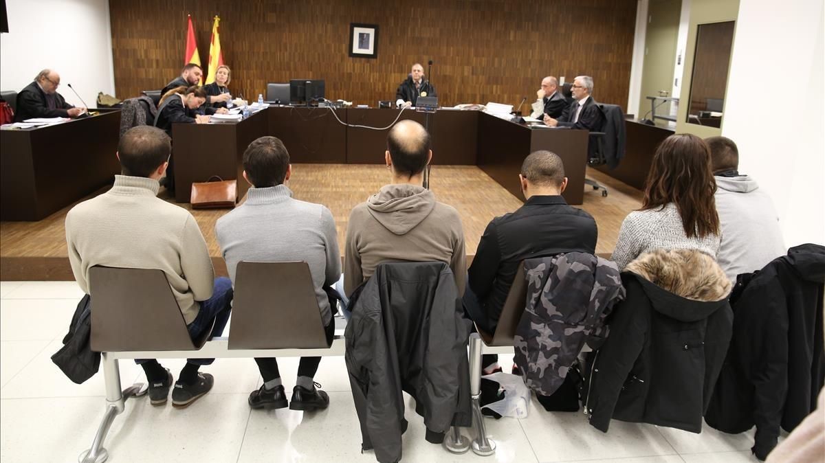 Sis antifeixistes s'asseuen al banc dels acusats per agredir ultres el 12-O Sis antifeixistes s'asseuen al banc dels acusats per agredir ultres el 12-O