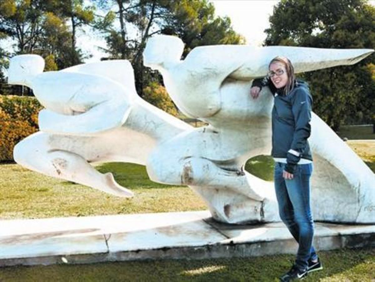 Elena Congost posa para este diario junto a una escultura, en el CAR de Sant Cugat. Elena Congost posa para este diario junto a una escultura, en el CAR de Sant Cugat.