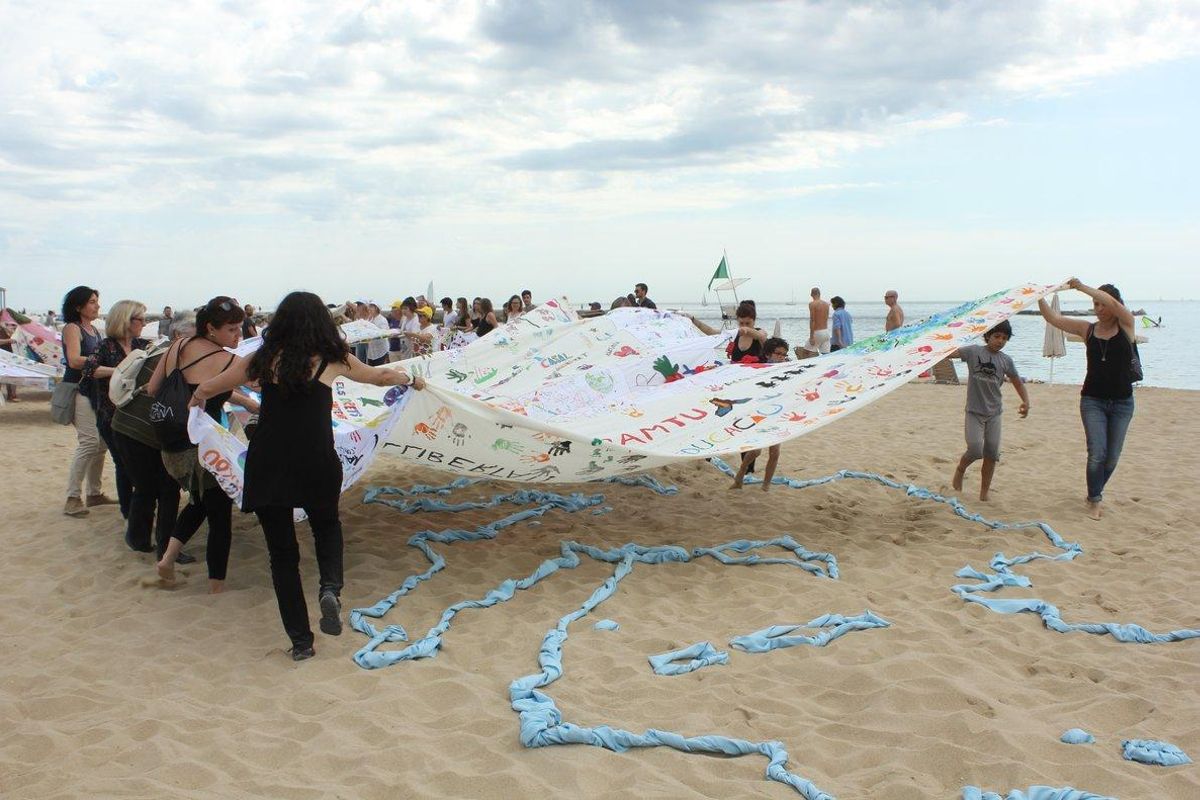 Acción medioambiental del ’Tenim drets, teixim llibertats’. Acción medioambiental del ’Tenim drets, teixim llibertats’.