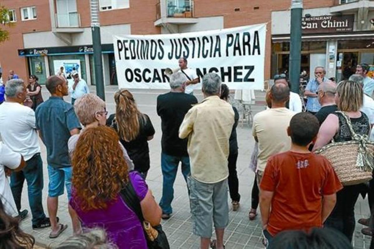 Concentración vecinal en Montgat en petición de justicia para Óscar Sánchez el pasado mayo. Concentración vecinal en Montgat en petición de justicia para Óscar Sánchez el pasado mayo.