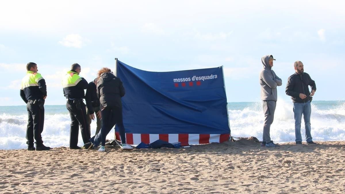 Los Mossos d’Esquadra, con un hombre ahogado en la playa de Les Botigues de Sitges, en noviembre del 2018. Los Mossos d’Esquadra, con un hombre ahogado en la playa de Les Botigues de Sitges, en noviembre del 2018.