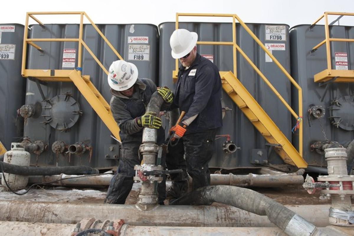  Dos trabajadores, en una zona de extracción de gas, en Dakota del Norte.