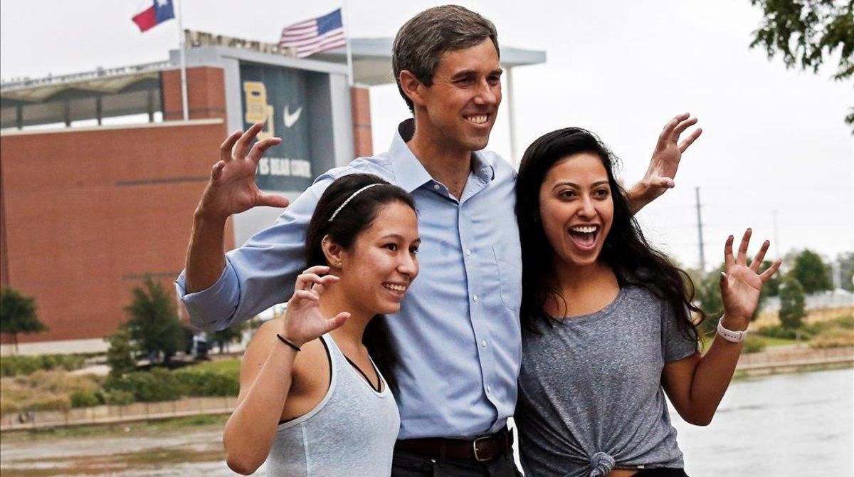 El candidato demócrata para senador por Texas, Beto O’Rourke, posa junto a dos seguidoras en la localidad de Waco. El candidato demócrata para senador por Texas, Beto O’Rourke, posa junto a dos seguidoras en la localidad de Waco.