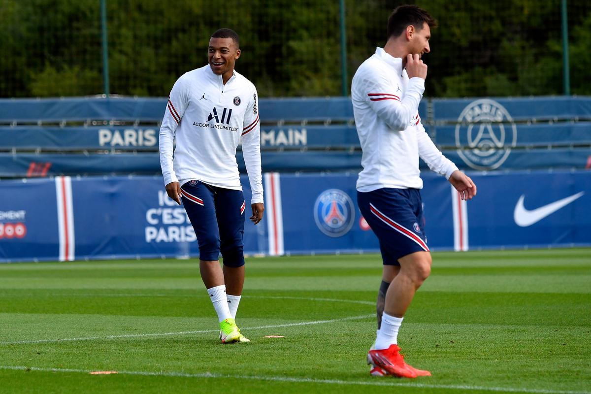 Mbappé y Messi, en el entrenamiento del Paris SG, previo al duelo con el Reims. Mbappé y Messi, en el entrenamiento del Paris SG, previo al duelo con el Reims.