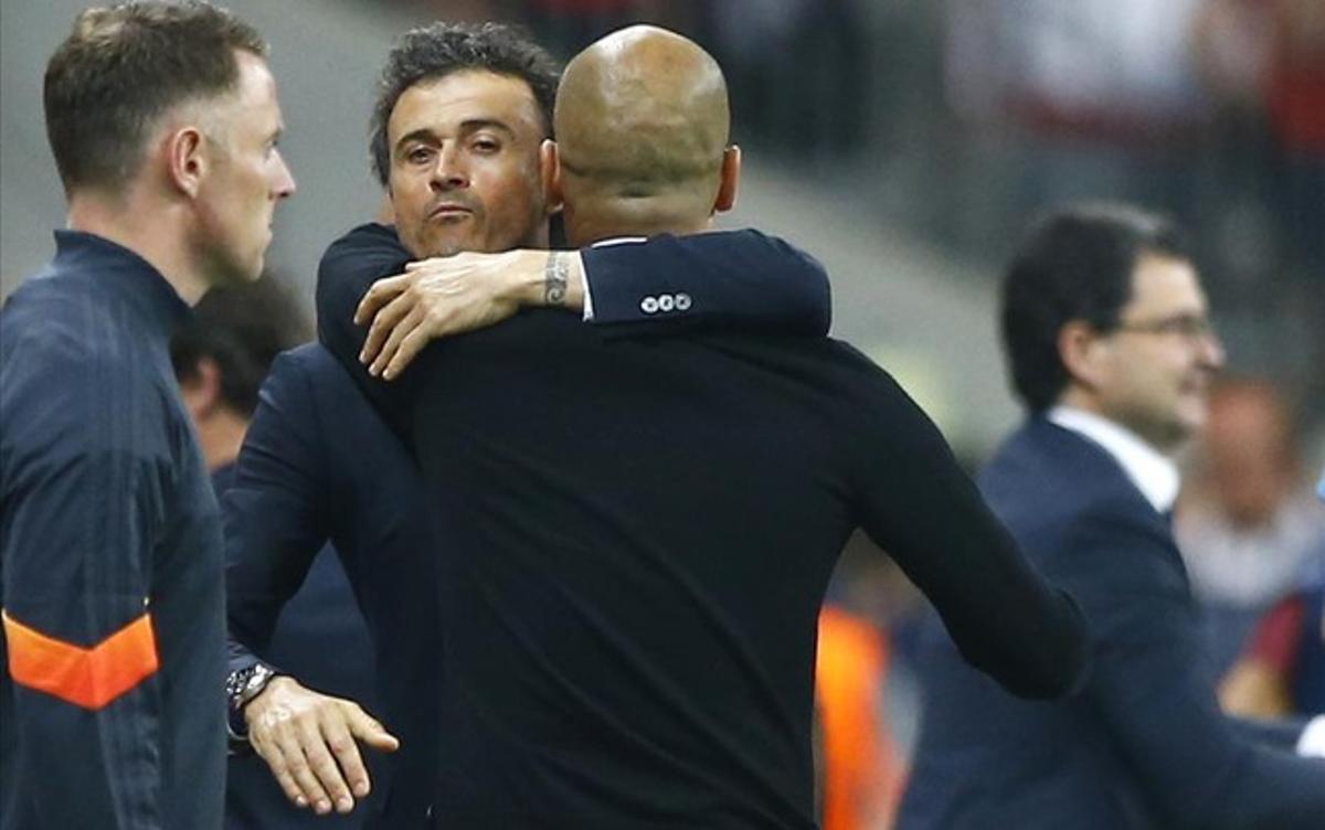 Pep Guardiola y Luis Enrique se abrazan en Múnich.