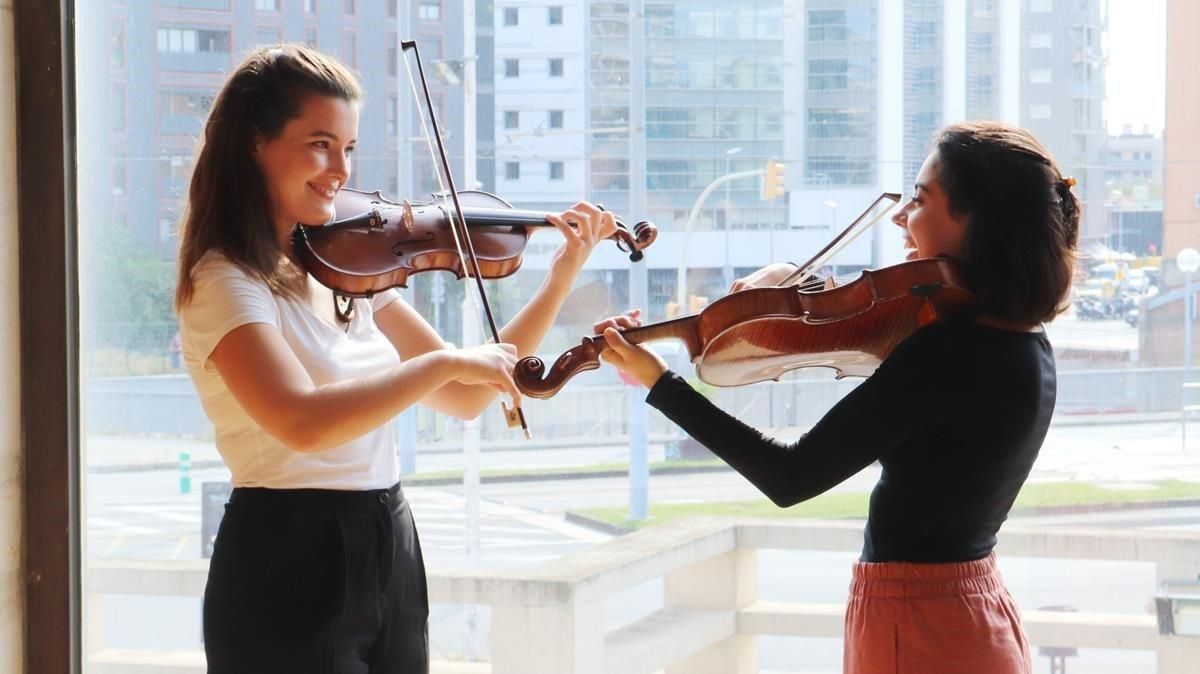 Maria Florea (izquierda) y Sara Ferrández, en el Auditori, donde este viernes abrirán la temporada de la OBC con la ’Sinfonía concertante’ de Mozart. Maria Florea (izquierda) y Sara Ferrández, en el Auditori, donde este viernes abrirán la temporada de la OBC con la ’Sinfonía concertante’ de Mozart.