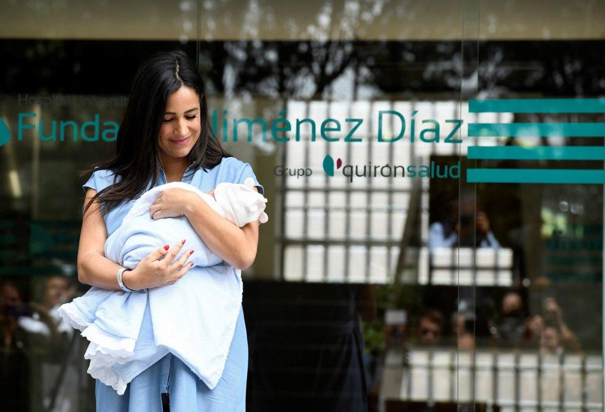 Begoña Villacís, con su hija Inés en brazos a la salida del hospital. Begoña Villacís, con su hija Inés en brazos a la salida del hospital.