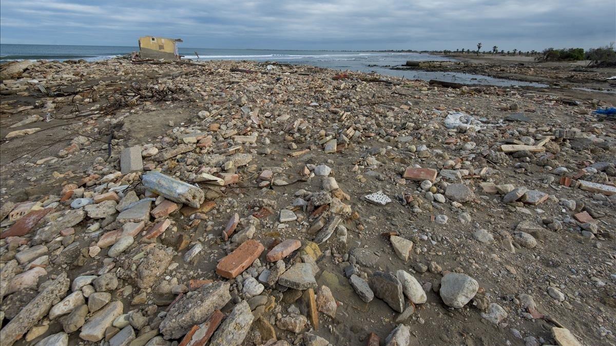 Muchas playas situadas en la zona de la Bassa d’arena del Delta siguen acumulando los residuos arrastrados por las olas durante el episodio de borrascas