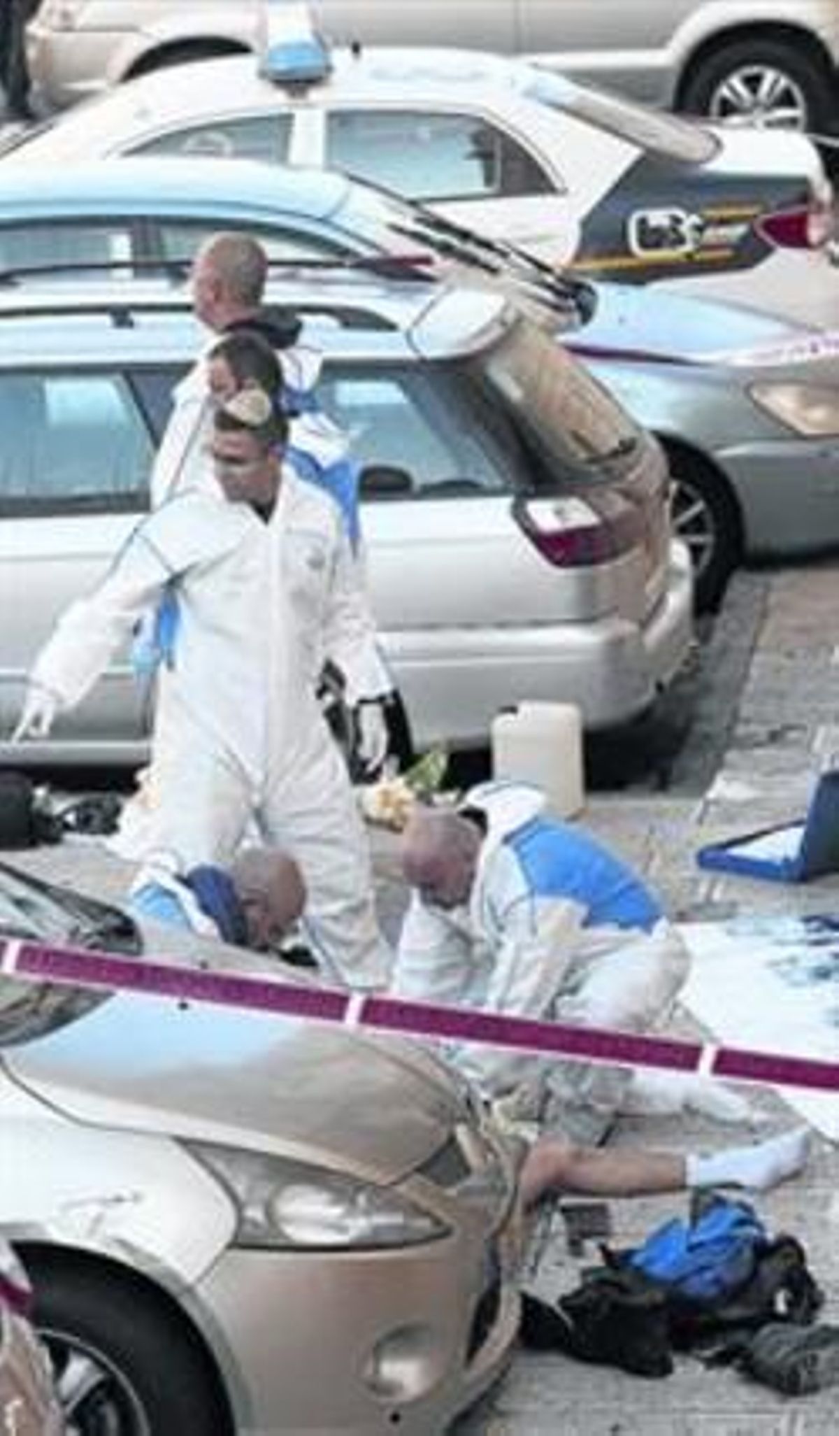 Un israelí herido en el atentado es atendido por los equipos sanitarios. Un israelí herido en el atentado es atendido por los equipos sanitarios.