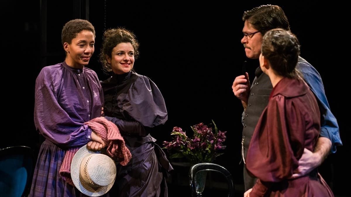 Adeline Flaun, Mireia Aixalà, Ivan Benet y Carlota Olcina (de espaldas), en una escena de ’L’habitació del costat’. Adeline Flaun, Mireia Aixalà, Ivan Benet y Carlota Olcina (de espaldas), en una escena de ’L’habitació del costat’.