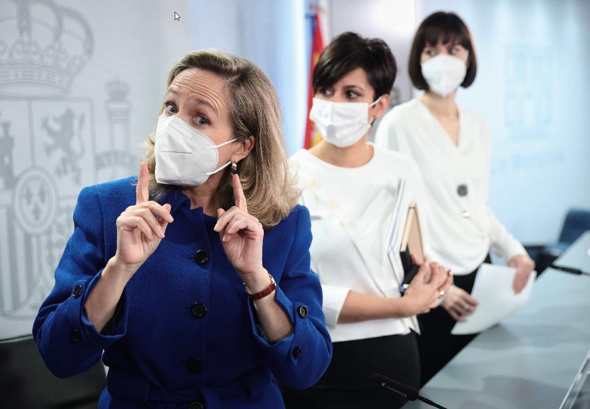 La vicepresidenta primera, Nadia Calviño (en primer plano), junto a las ministras de Política Territorial y Ciencia, Isabel Rodríguez y Diana Morant, al término de la rueda de prensa posterior al Consejo de Ministros de este 30 de noviembre de 2021, en la Moncloa. La vicepresidenta primera, Nadia Calviño (en primer plano), junto a las ministras de Política Territorial y Ciencia, Isabel Rodríguez y Diana Morant, al término de la rueda de prensa posterior al Consejo de Ministros de este 30 de noviembre de 2021, en la Moncloa.