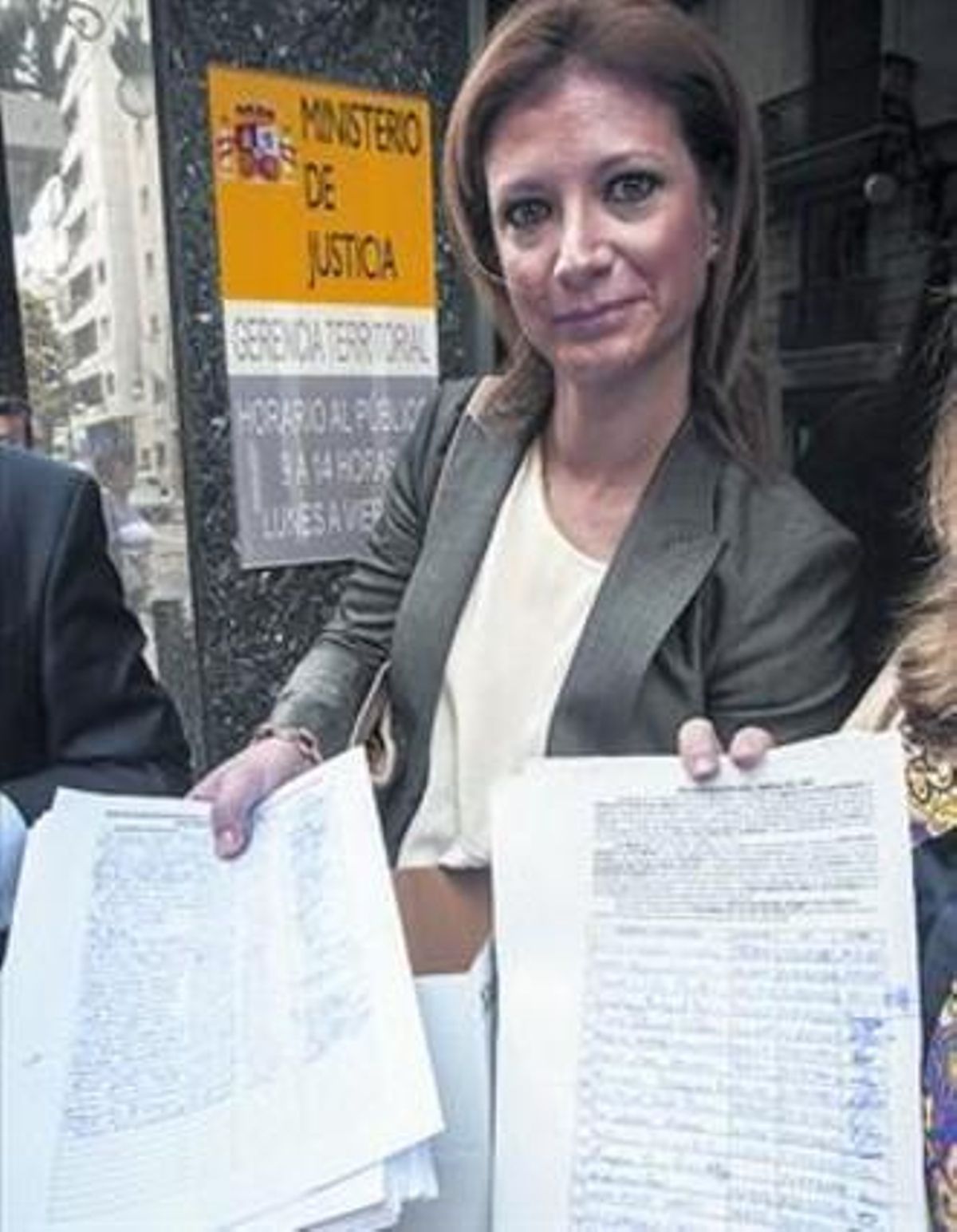 La hermana del fallecido presenta firmas contra el indulto, el martes. La hermana del fallecido presenta firmas contra el indulto, el martes.