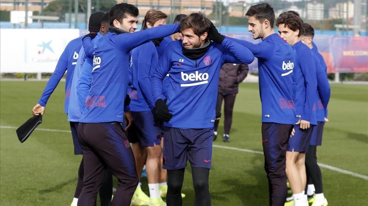 Los jugadores del Barça (y del Barça B) bromean con Sergi Roberto en el entrenamiento en la Ciutat Esportiva. Los jugadores del Barça (y del Barça B) bromean con Sergi Roberto en el entrenamiento en la Ciutat Esportiva.