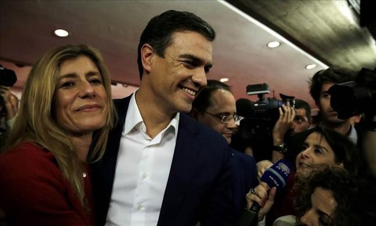 El líder y candidato del PSOE, junto a su mujer Begoña Gómez, al conocer los resultados en la sede del partido. El líder y candidato del PSOE, junto a su mujer Begoña Gómez, al conocer los resultados en la sede del partido.