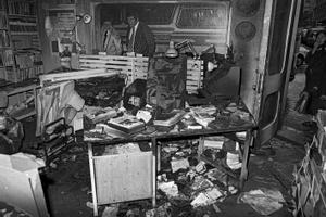 Atentado contra la Libreria Rafael Alberti de Madrid, el 7 de noviembre de 1976. Los propietarios habían organizado una triple exposición: de Pablo Picasso, Pablo Neruda y Pau Casals. 