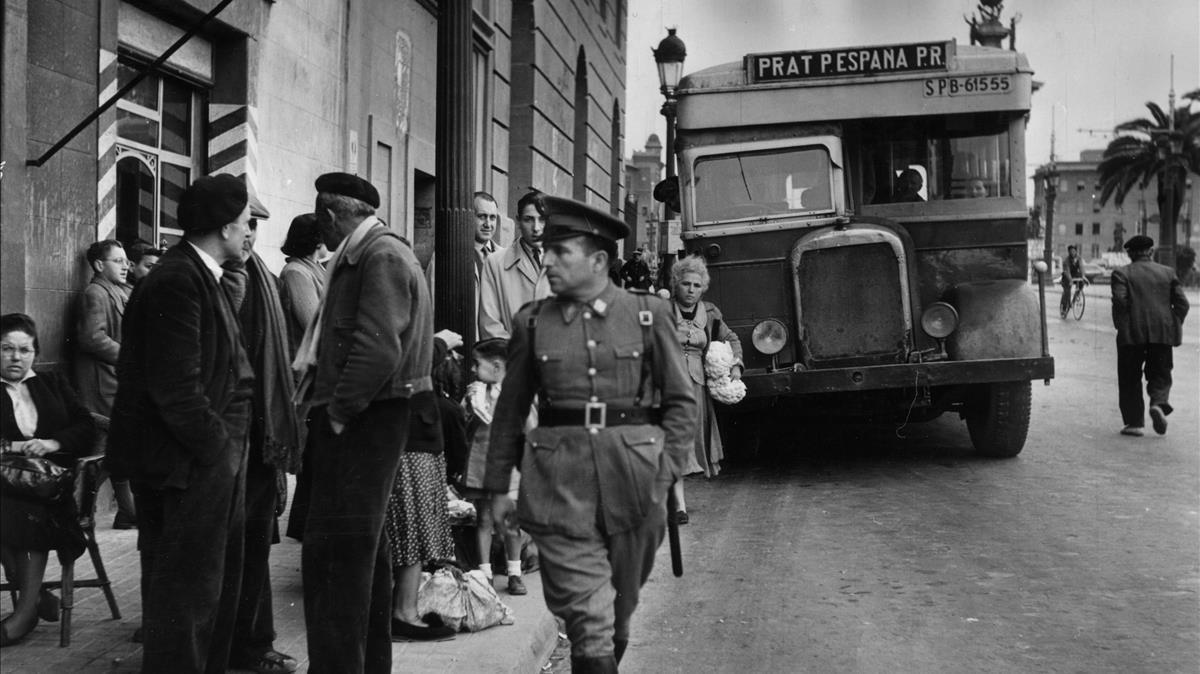 Un policía armado patrulla por las calles de Barcelona durante una de las jornadas de la huelga del tranvía. Un policía armado patrulla por las calles de Barcelona durante una de las jornadas de la huelga del tranvía.