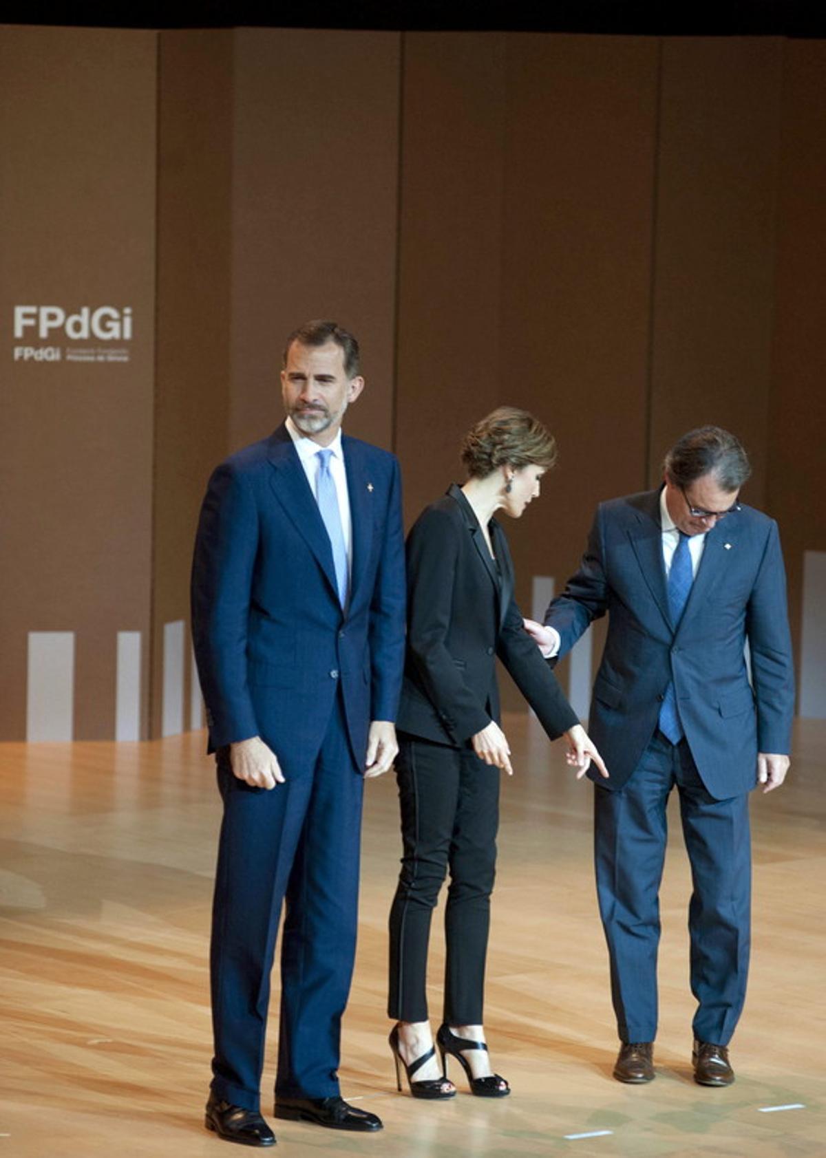 El rey Felipe VI y la reina Letizia, acompañados por el expresidente de la Generalitat, Artur Mas, en la entrega de los Premios Fundación Princesa de Girona 2015. El rey Felipe VI y la reina Letizia, acompañados por el expresidente de la Generalitat, Artur Mas, en la entrega de los Premios Fundación Princesa de Girona 2015.