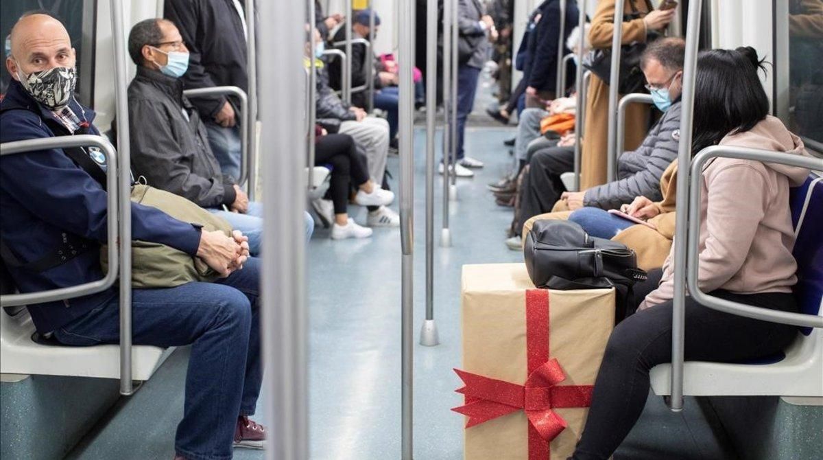 Viajeros en el metro de Barcelona. Viajeros en el metro de Barcelona.