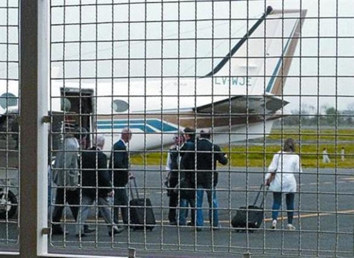 Feijóo (tercero por la derecha) se dirige al avión de López Carballedo. Feijóo (tercero por la derecha) se dirige al avión de López Carballedo.