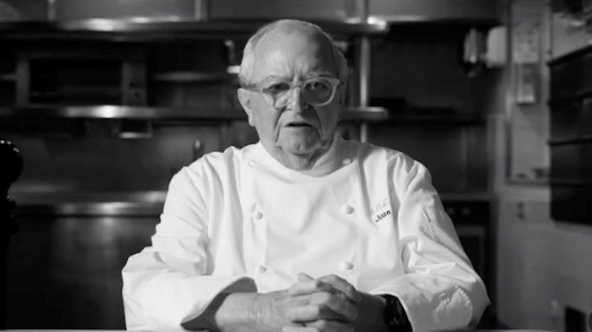 Juan Mari Arzak, en el vídeo en que comunica la reapertura de su restaurante. Juan Mari Arzak, en el vídeo en que comunica la reapertura de su restaurante.