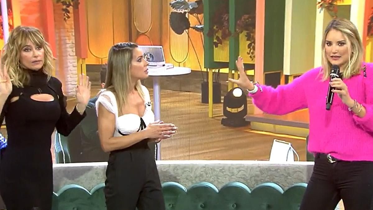 Alba Carrillo irrumpe en 'Fiesta' y se enfrenta a Bea Jarrín: "Estaba la primera en la cola para pillar algo" Alba Carrillo irrumpe en 'Fiesta' y se enfrenta a Bea Jarrín: "Estaba la primera en la cola para pillar algo"