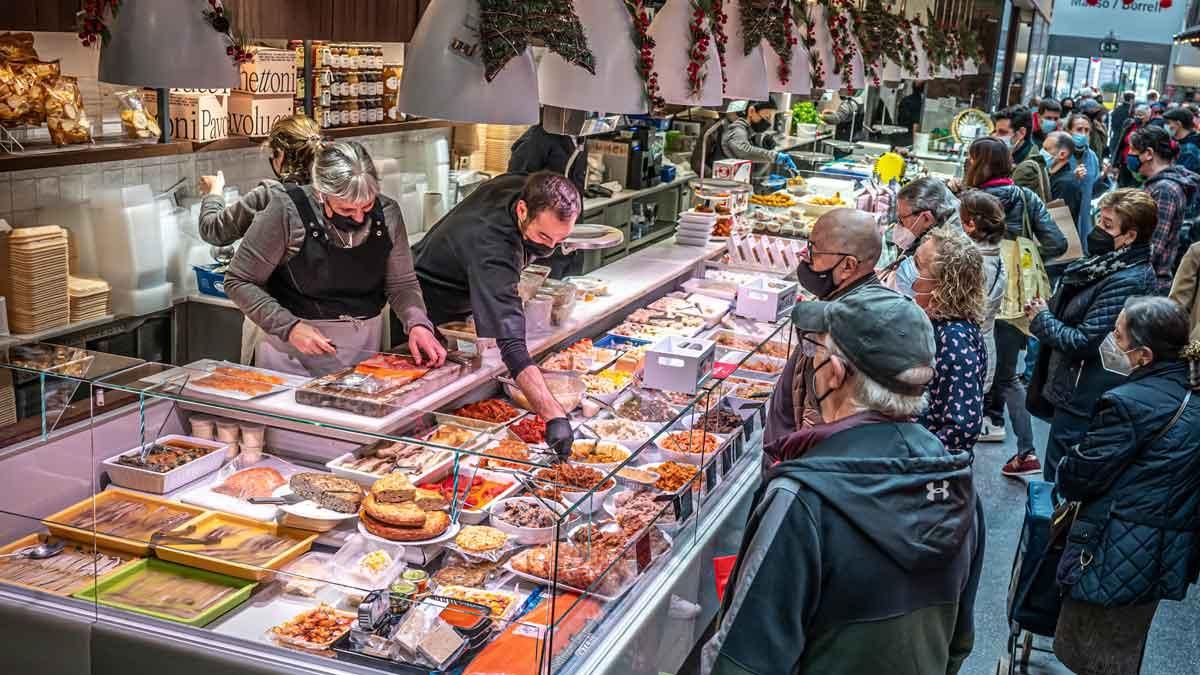Un puesto de venta en el mercado de Sant Antoni de Barcelona. Un puesto de venta en el mercado de Sant Antoni de Barcelona.