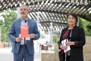El candidato del PSC en Barcelona, Jaume Collboni, con la número ocho de la candidatura, Rosa Alarcón, en la Ronda de Dalt