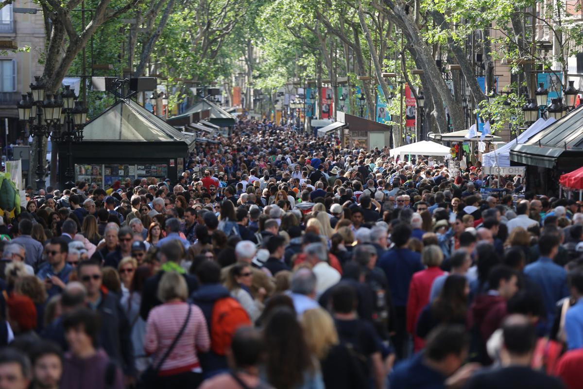 Ambiente en la Rambla de Barcelona durante la ’diada’ de Sant Jordi. Ambiente en la Rambla de Barcelona durante la ’diada’ de Sant Jordi.