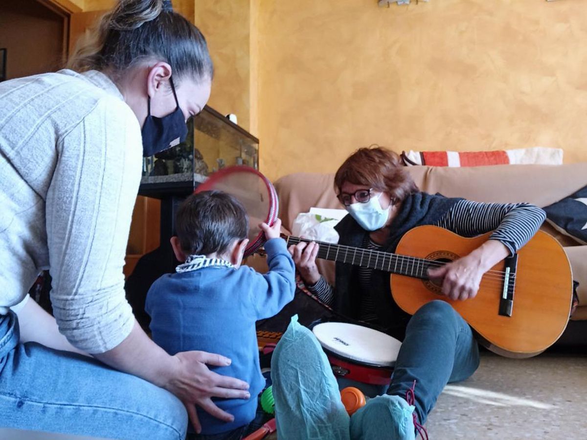 Un niño pequeño realizando una sesión de musicoterapia Un niño pequeño realizando una sesión de musicoterapia