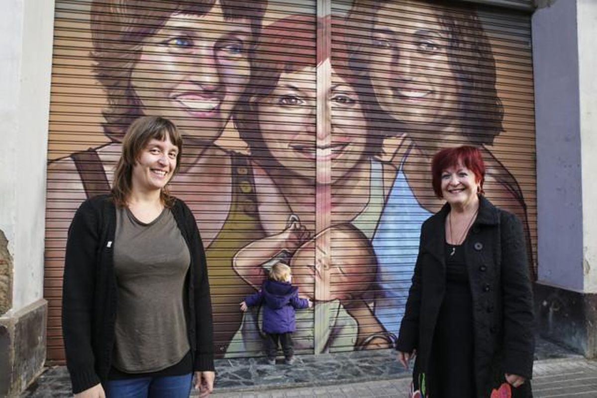 Raquel Escurriol, amb la seva mare Nicol Martinez i la seva filla Nura Anglada, davant el seu retrat al carrer Pere IV. Raquel Escurriol, amb la seva mare Nicol Martinez i la seva filla Nura Anglada, davant el seu retrat al carrer Pere IV.