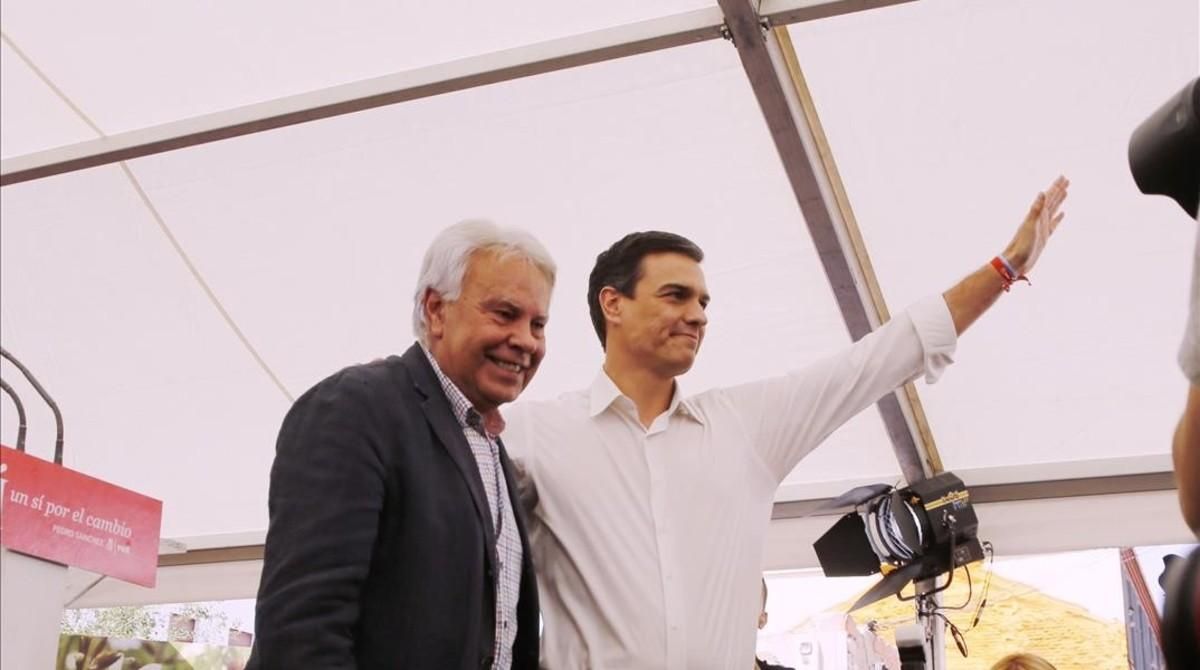 Felipe González y Pedro Sánchez, durante un mitin en Madrid el pasado 24 de junio. Felipe González y Pedro Sánchez, durante un mitin en Madrid el pasado 24 de junio.